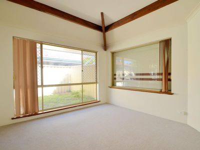 19 Forest Lake Drive, Thornlie