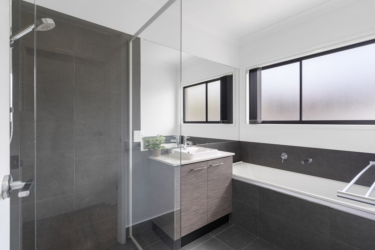 30 Thames Drive, Regents Park
