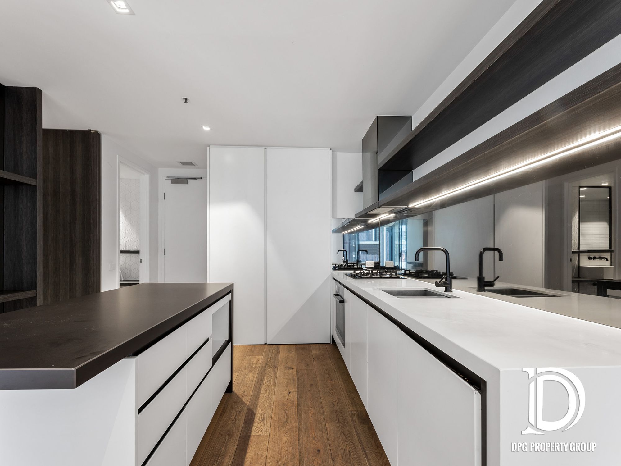 810 / 677 La Trobe Street, Docklands