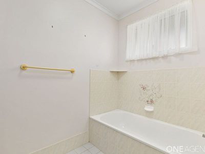 6 Bangalow Court, Kawungan
