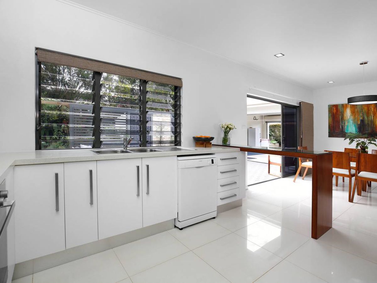 16 MITCHELL DRIVE, Atherton