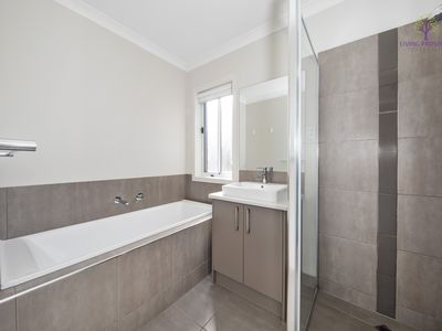 4 Yaleri Rise, Werribee