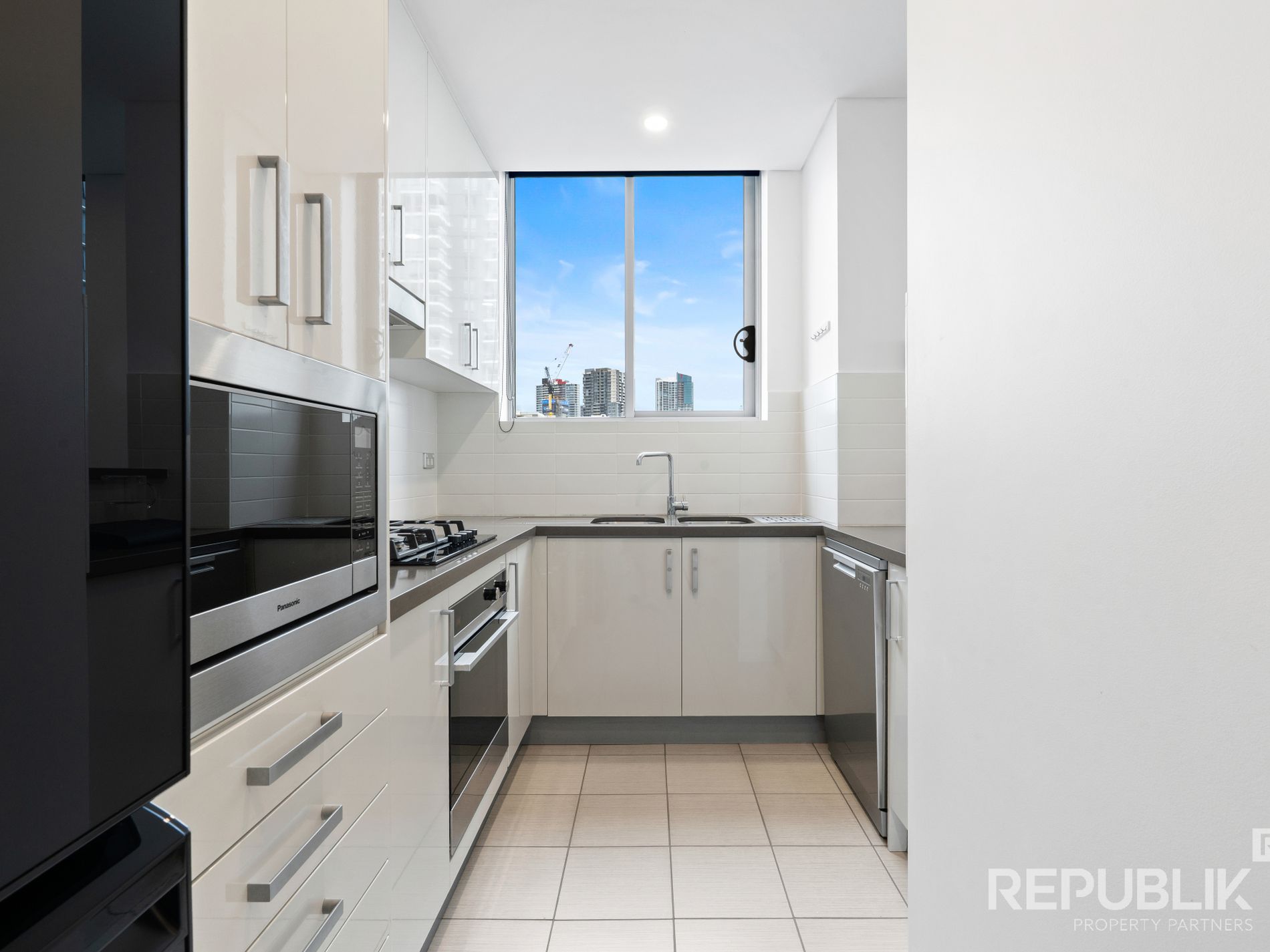 1102 / 4 COMO CRESCENT, Southport