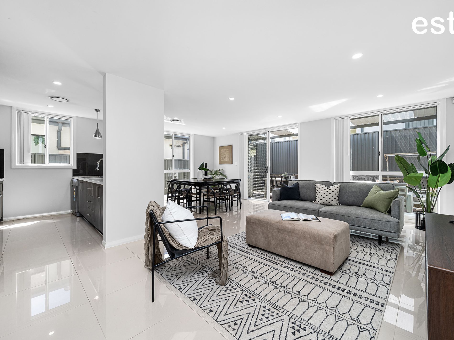 230 Greenview Parade, The Ponds