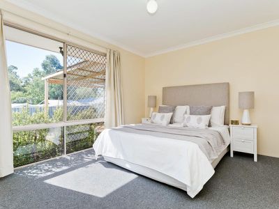 13 Squires Gardens, Stratton