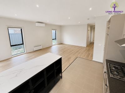 33 / 39 Astley Crescent, Point Cook