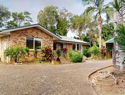Private home at end of cul-de-sac image 1