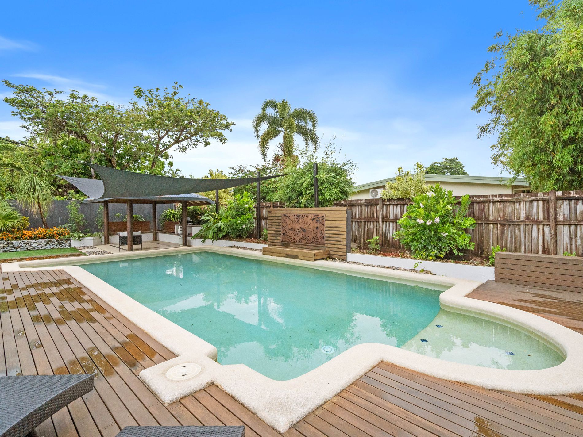 9 ZAMIA STREET, Holloways Beach