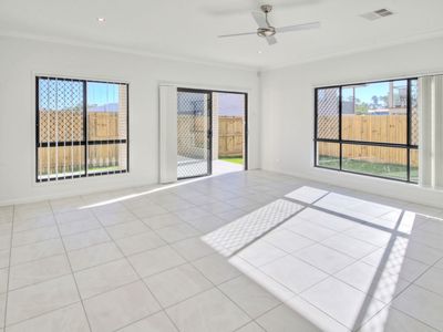 305 Lakeside Avenue, Springfield Lakes
