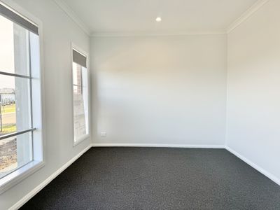 5 Minoa Road, Manor Lakes