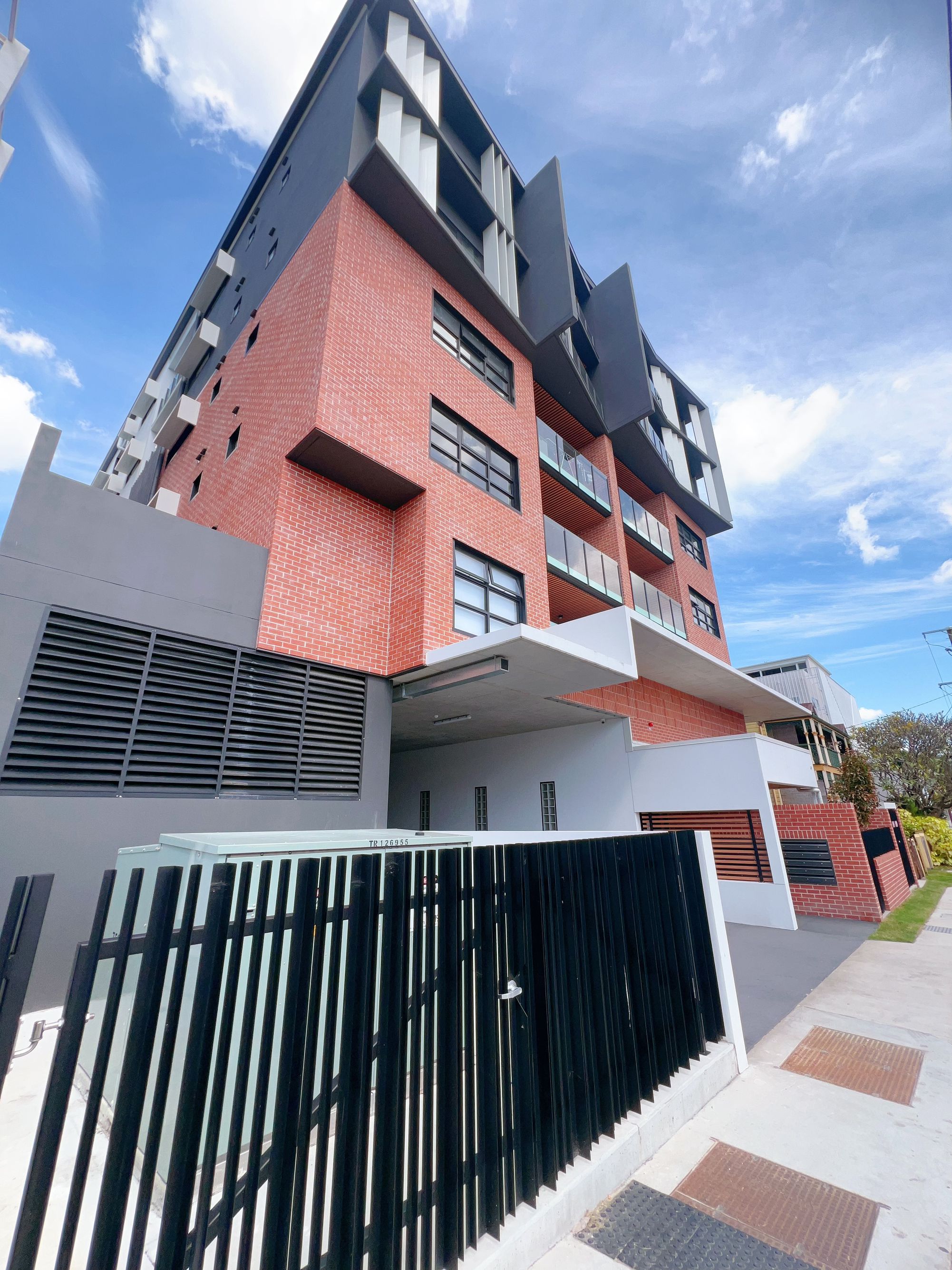 202 / 25 Bank Street, West End