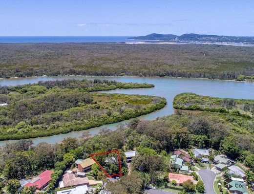 Old Tewantin, river access, shared Jetty, bushland setting! image 18