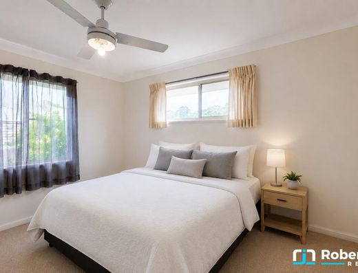 Large Family Living Opposite Noosa Golf Club image 15