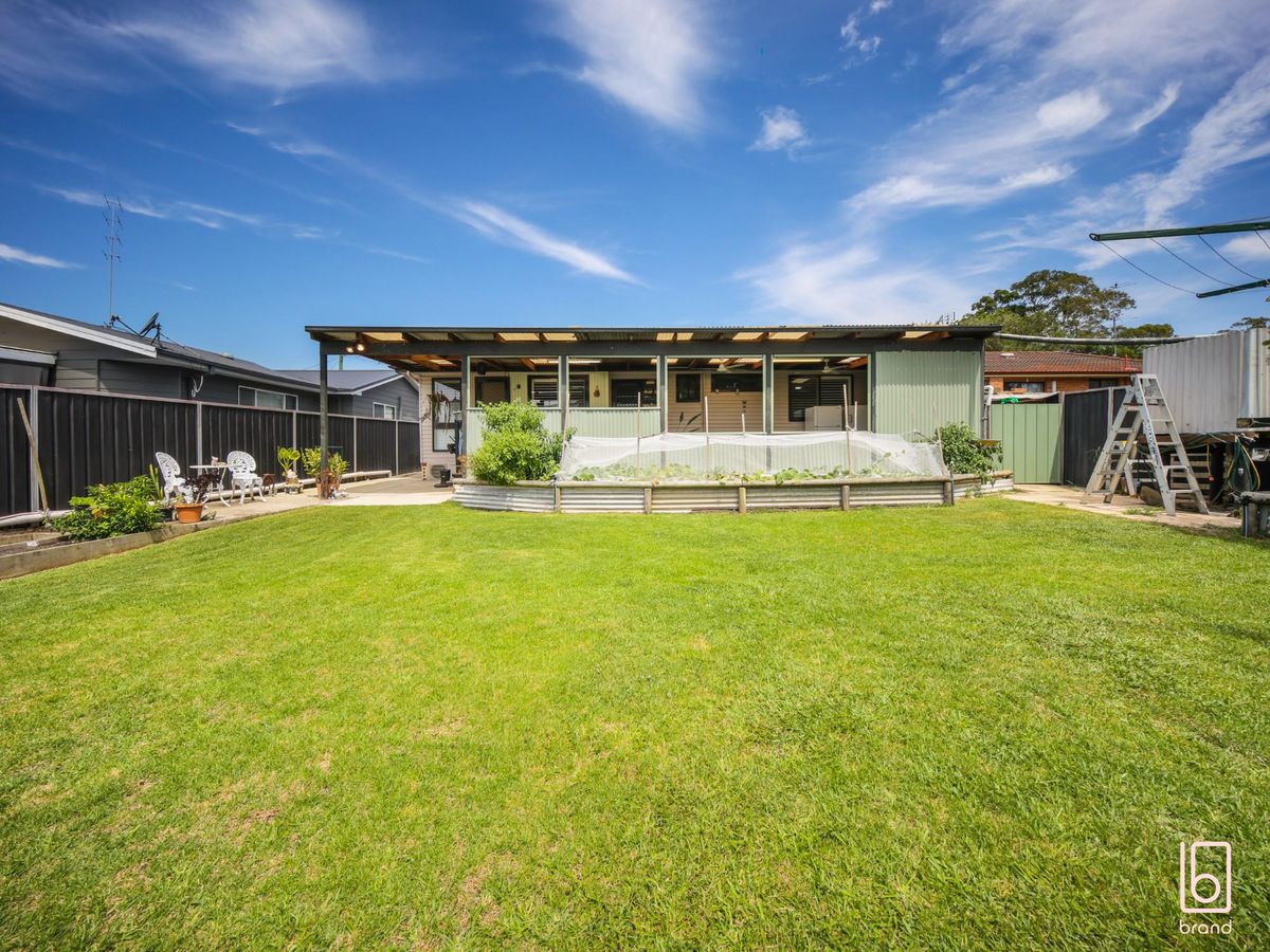 20 Campbell Parade, Mannering Park