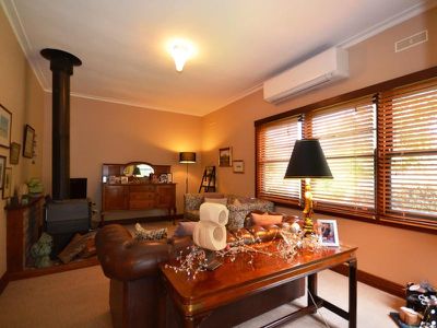 12 Lakeside Avenue, Mount Beauty