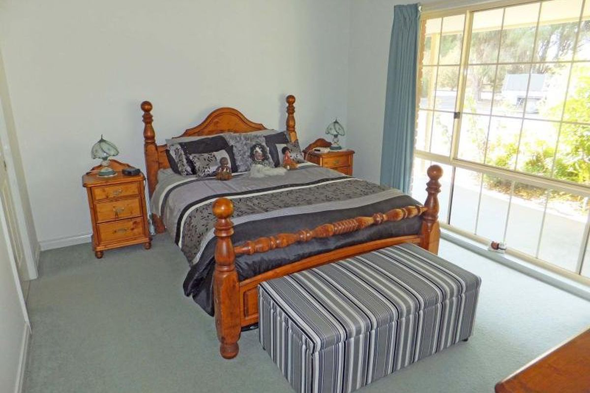 100 The Avenue , Kyabram