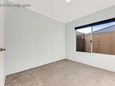 261 Lake Valley Drive, Lakelands