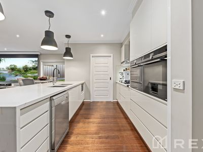 6 Limeburner Grove, Botanic Ridge