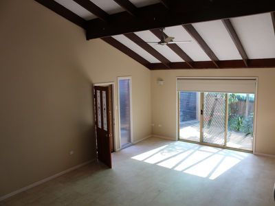 8 Kentia Court, Kawungan
