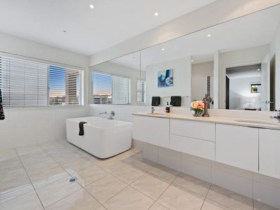 49 Harbourvue Court, Helensvale