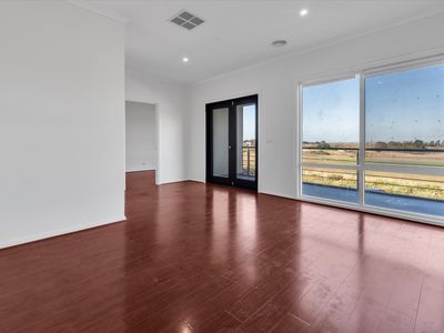 8 EAGLEVIEW PLACE, Point Cook