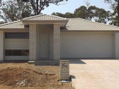 25 Lorikeet Parade, Dakabin