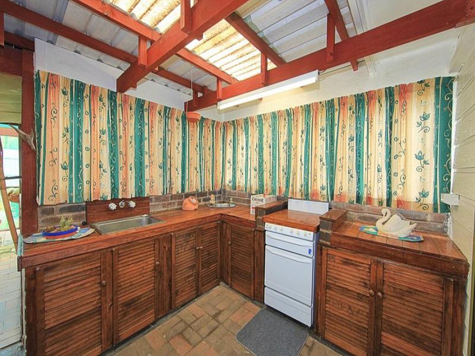 42 First Avenue, Woodgate
