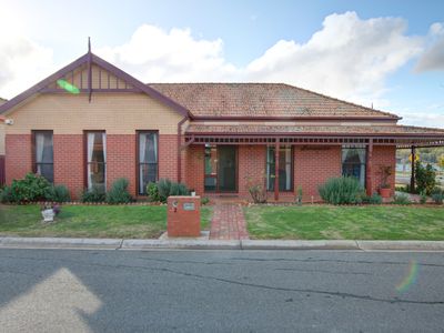 2 Hopkins Drive, Horsham