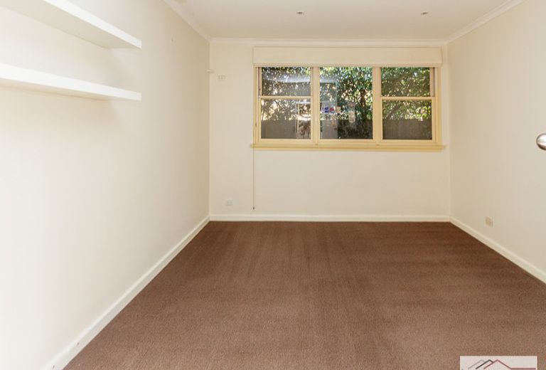 9 St James Avenue, Mont Albert