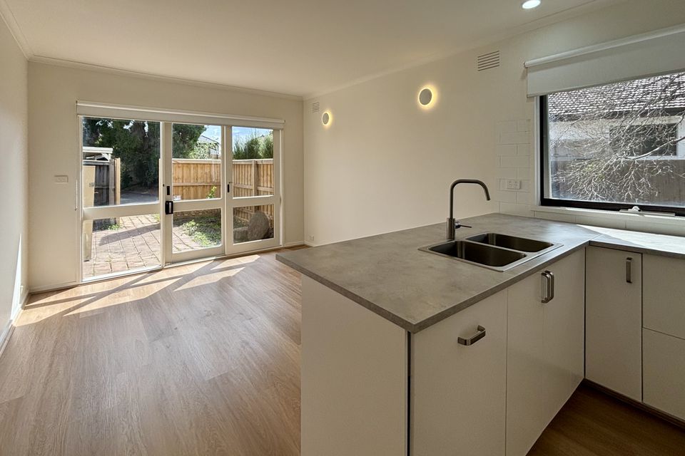 1 / 10 Templewood Crescent, Avondale Heights