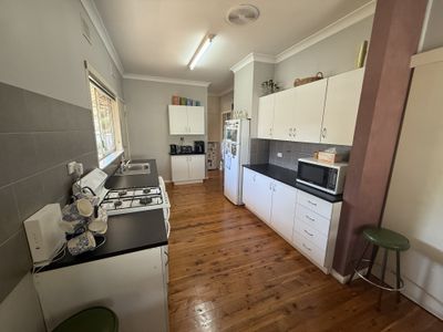 80 High Street, Parkes