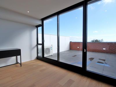 302 / 28 Riddell Parade, Elsternwick