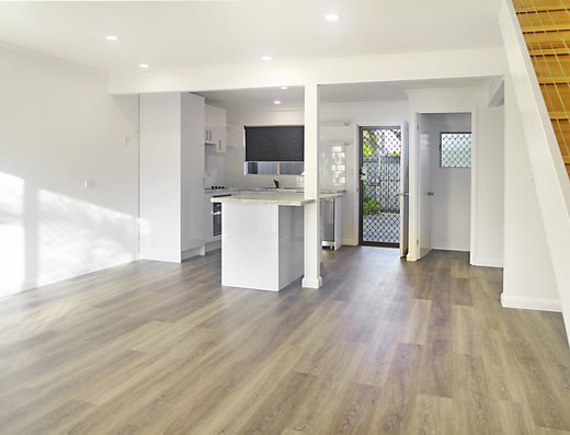 Renovated townhouse close to beach image 2