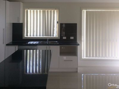 1 / 5 Lima Place, Pakenham