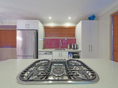 16 Holland Cres, Wynnum West