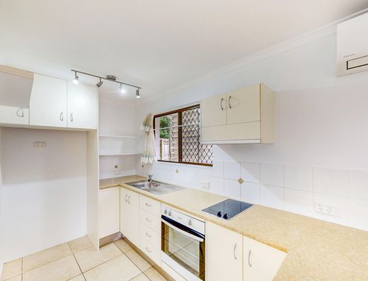  Tewantin ground floor unit, short walk to shops image 7