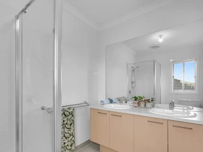 9 Hutchence Drive, Point Cook