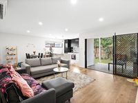 1 / 19 Eminence Lane, Bridgeman Downs