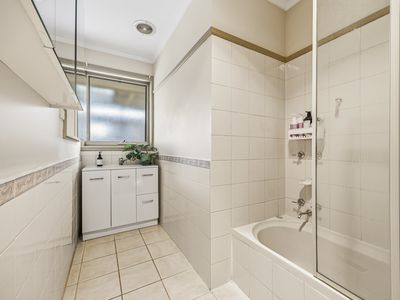 8 Fidge Crescent, Breakwater