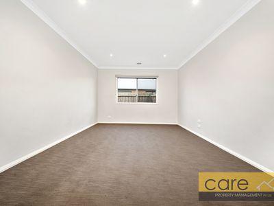 27 Joanne Way, Officer
