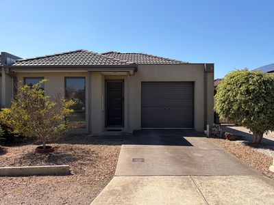 2 / 2 Lilly Pilly Close, Werribee