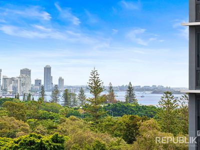 1102 / 4 COMO CRESCENT, Southport