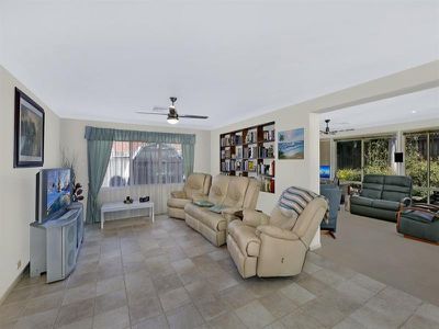 2 Wollemi Rd, Woongarrah