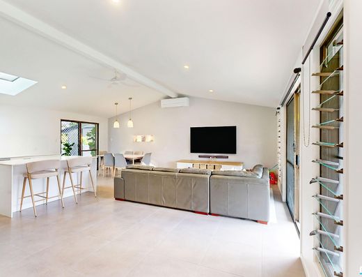 A Hidden Tewantin Gem with Space to Inspire image 4