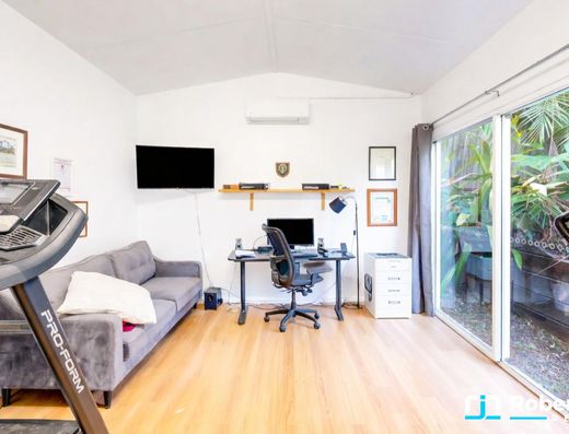 Renovated Queenslander - A Minute Walk to the Lake image 23