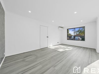 5 / 16 Heywood Crescent, Cranbourne North