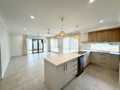 16  Lakeside Drive, Smithfield