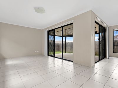 10 Daisy Street, Springfield Lakes