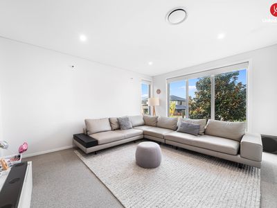 32 Jenkinson Drive, Elizabeth Hills