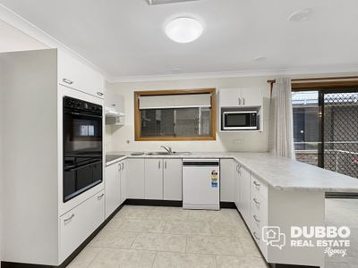 9 Meadowbank Drive, Dubbo